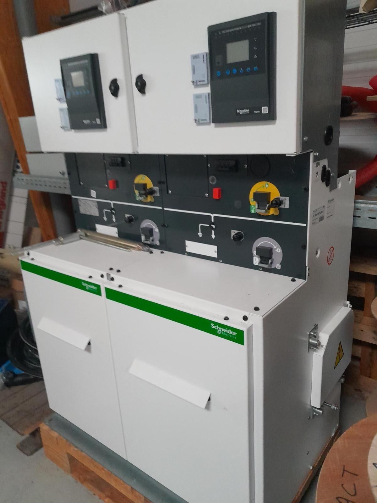 Deux cellules HTA Schneider Electric SM6 équipées de relais de protection Sepam, posées sur une palette