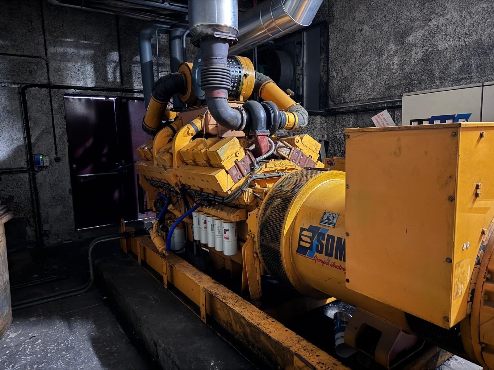 Groupe électrogène SDMO à moteur Cummins installé dans un local technique en sous-sol