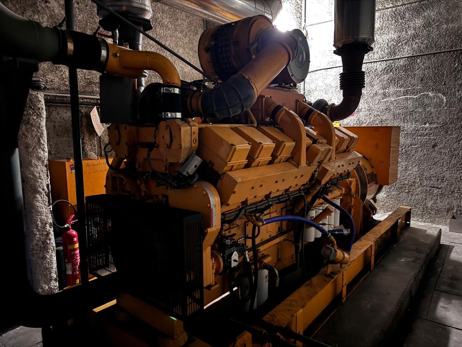 Moteur Cummins d’un groupe SDMO, côté filtres et durites, dans un local technique