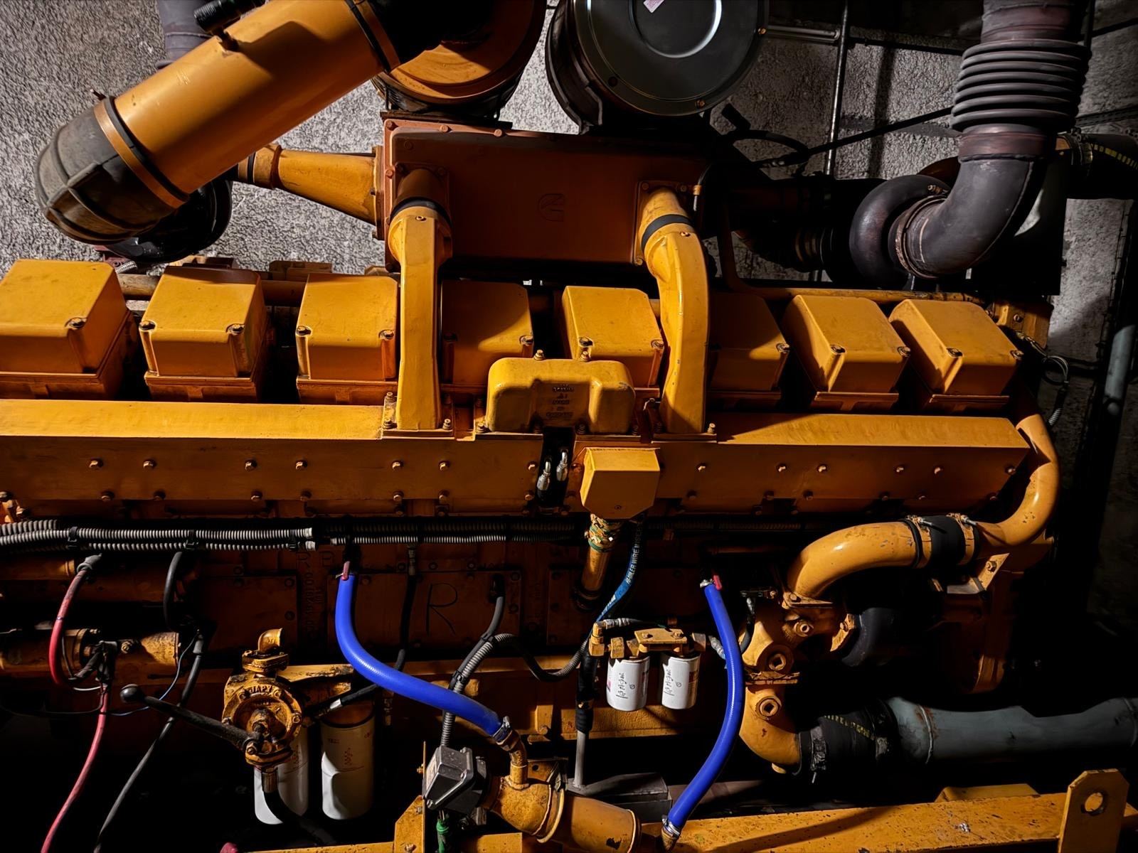 Moteur Cummins KTA50 vu de dessus, cache-culbuteurs jaunes, collecteurs et durites