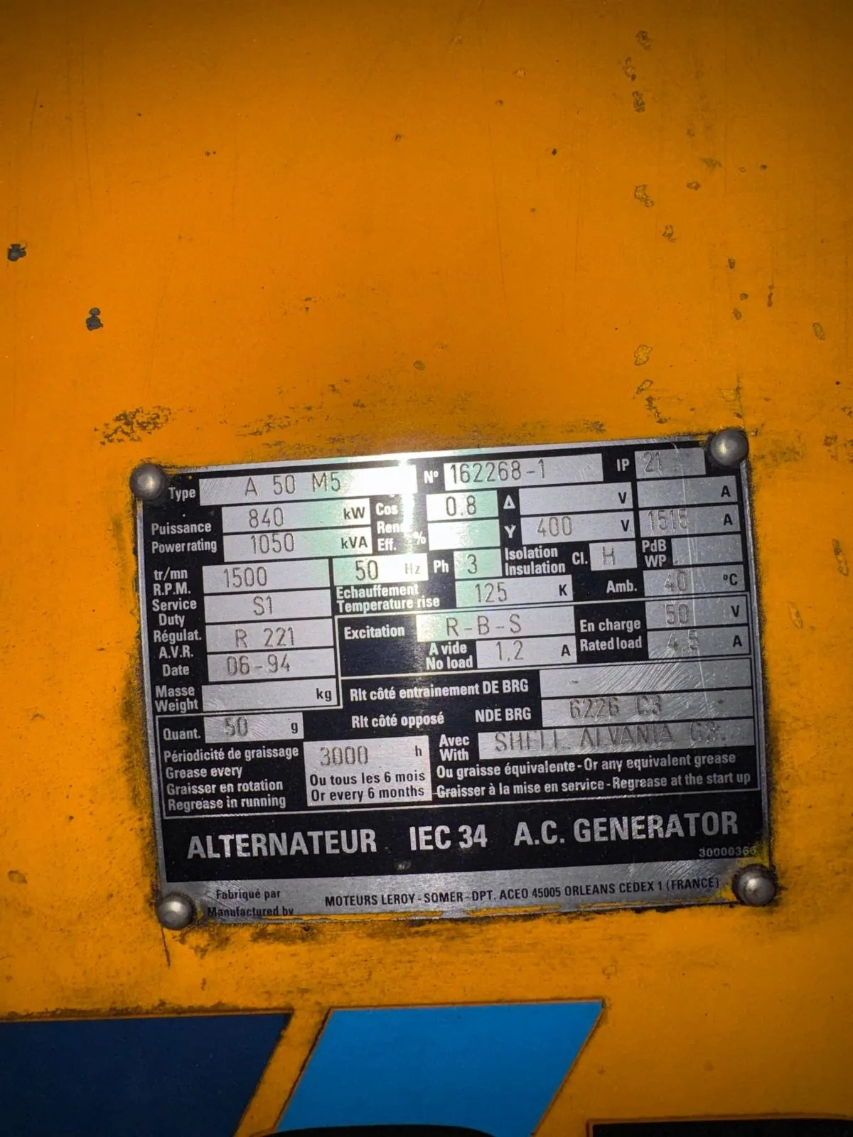 Plaque signalétique d’un alternateur Leroy-Somer A 50 M5 de 1 050 kVA, datée de juin 1994